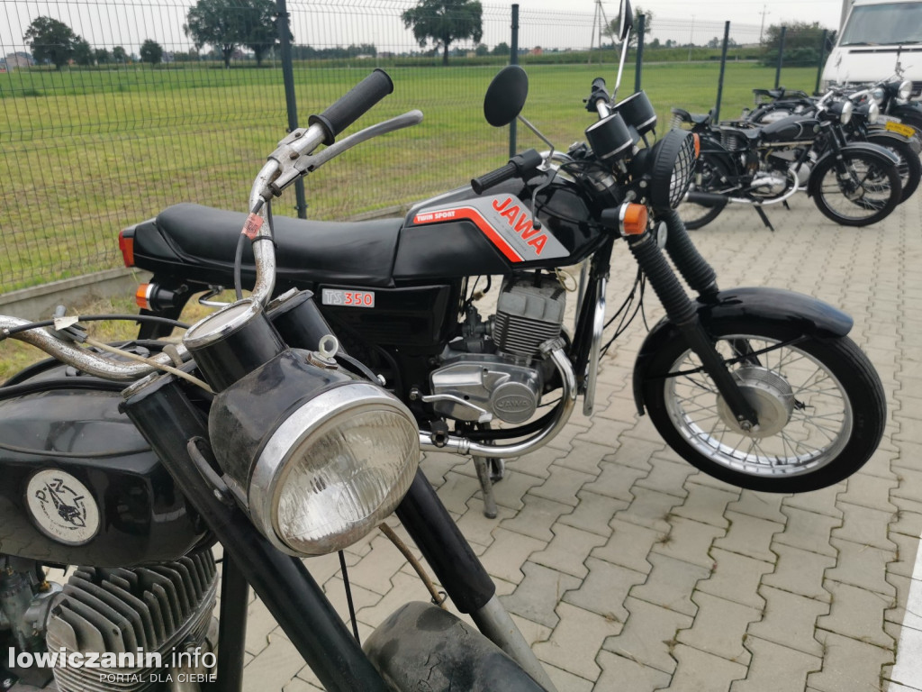 Zlot miłośników starej motoryzacji w ZDUŃSKIEJ DĄBROWIE pod Łowiczem.