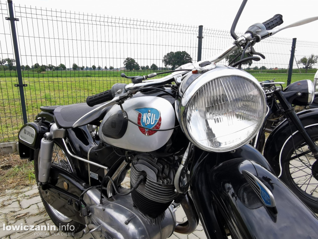 Zlot miłośników starej motoryzacji w ZDUŃSKIEJ DĄBROWIE pod Łowiczem.