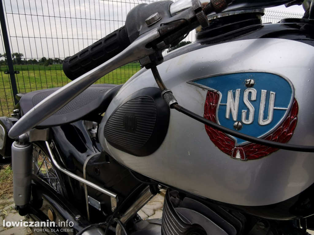 Zlot miłośników starej motoryzacji w ZDUŃSKIEJ DĄBROWIE pod Łowiczem.