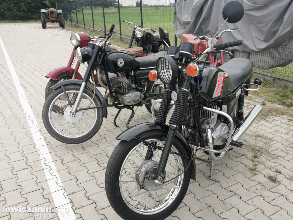 Zlot miłośników starej motoryzacji w ZDUŃSKIEJ DĄBROWIE pod Łowiczem.