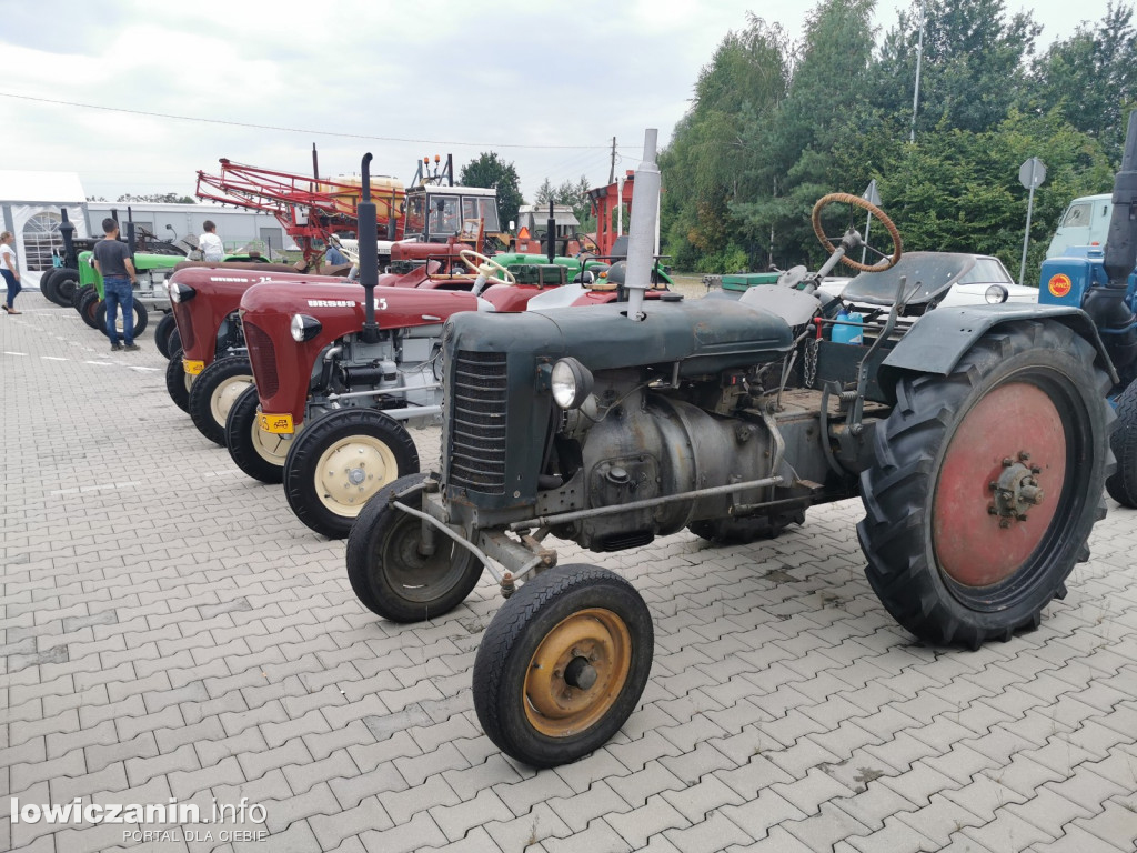 Zlot miłośników starej motoryzacji w ZDUŃSKIEJ DĄBROWIE pod Łowiczem.