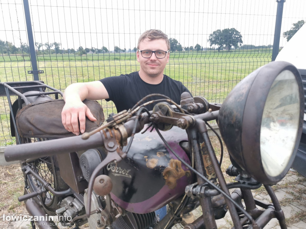 Zlot miłośników starej motoryzacji w ZDUŃSKIEJ DĄBROWIE pod Łowiczem.