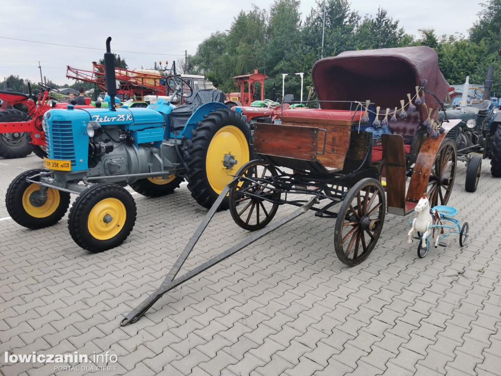 Zlot miłośników starej motoryzacji w ZDUŃSKIEJ DĄBROWIE pod Łowiczem.