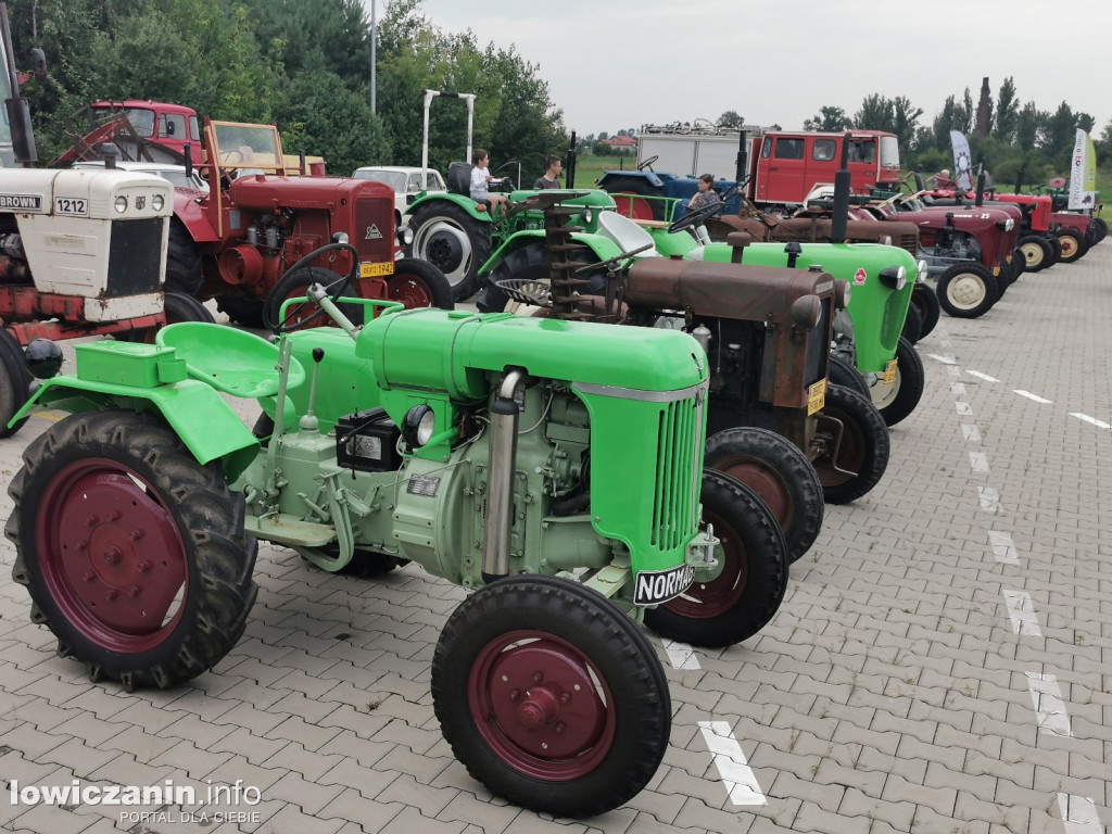 Zlot miłośników starej motoryzacji w ZDUŃSKIEJ DĄBROWIE pod Łowiczem.