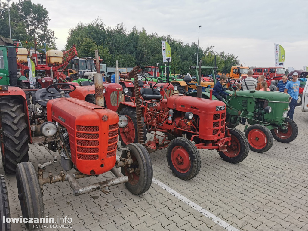 Zlot miłośników starej motoryzacji w ZDUŃSKIEJ DĄBROWIE pod Łowiczem.