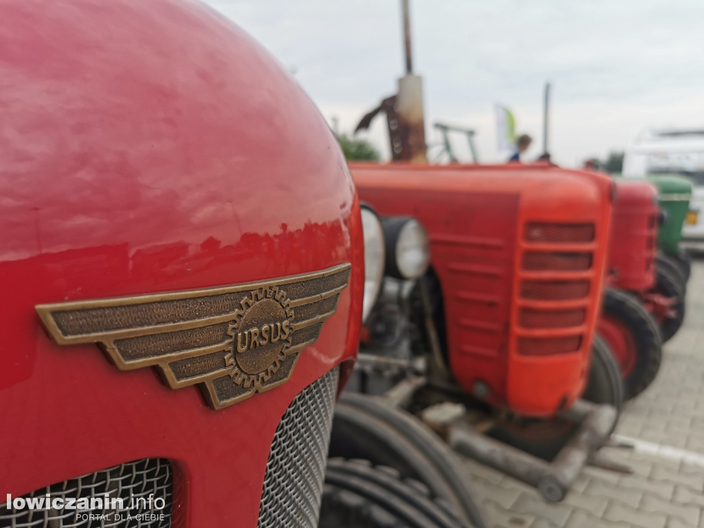 Zlot miłośników starej motoryzacji w ZDUŃSKIEJ DĄBROWIE pod Łowiczem.