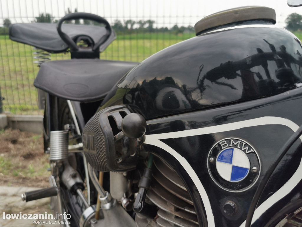 Zlot miłośników starej motoryzacji w ZDUŃSKIEJ DĄBROWIE pod Łowiczem.