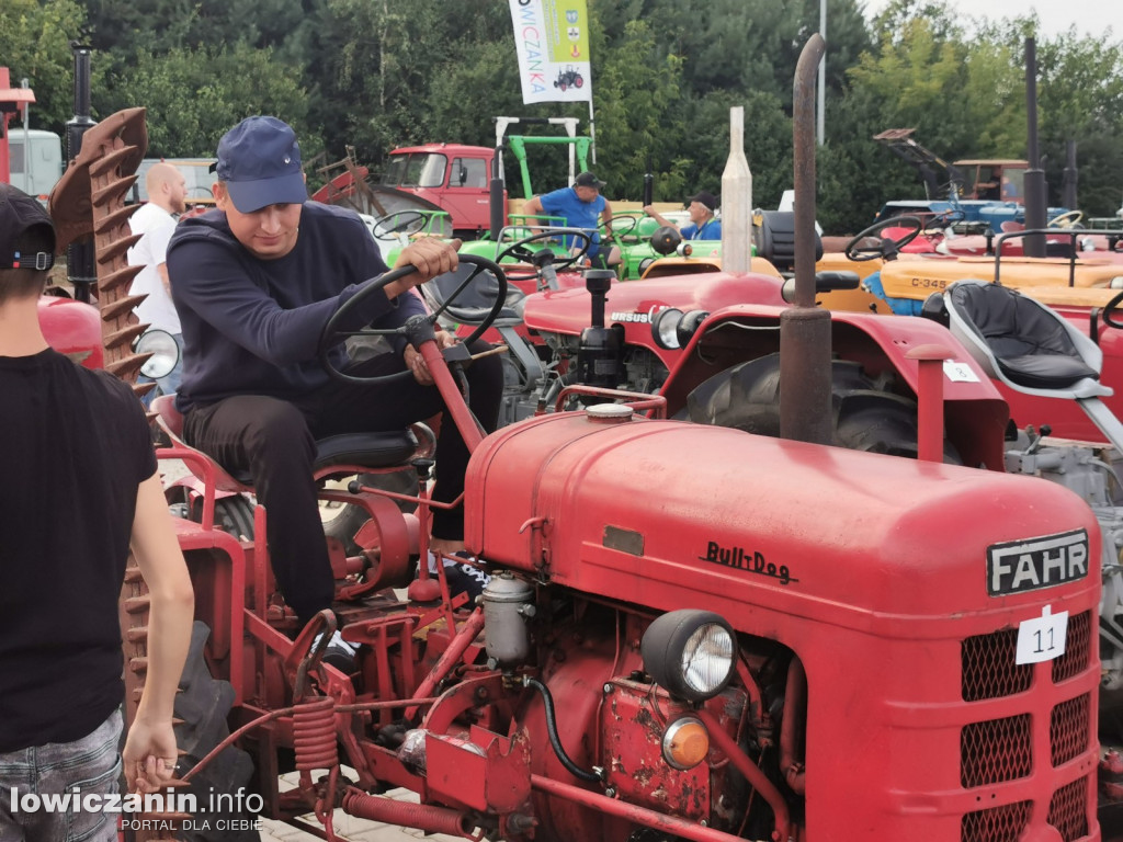 Zlot miłośników starej motoryzacji w ZDUŃSKIEJ DĄBROWIE pod Łowiczem.