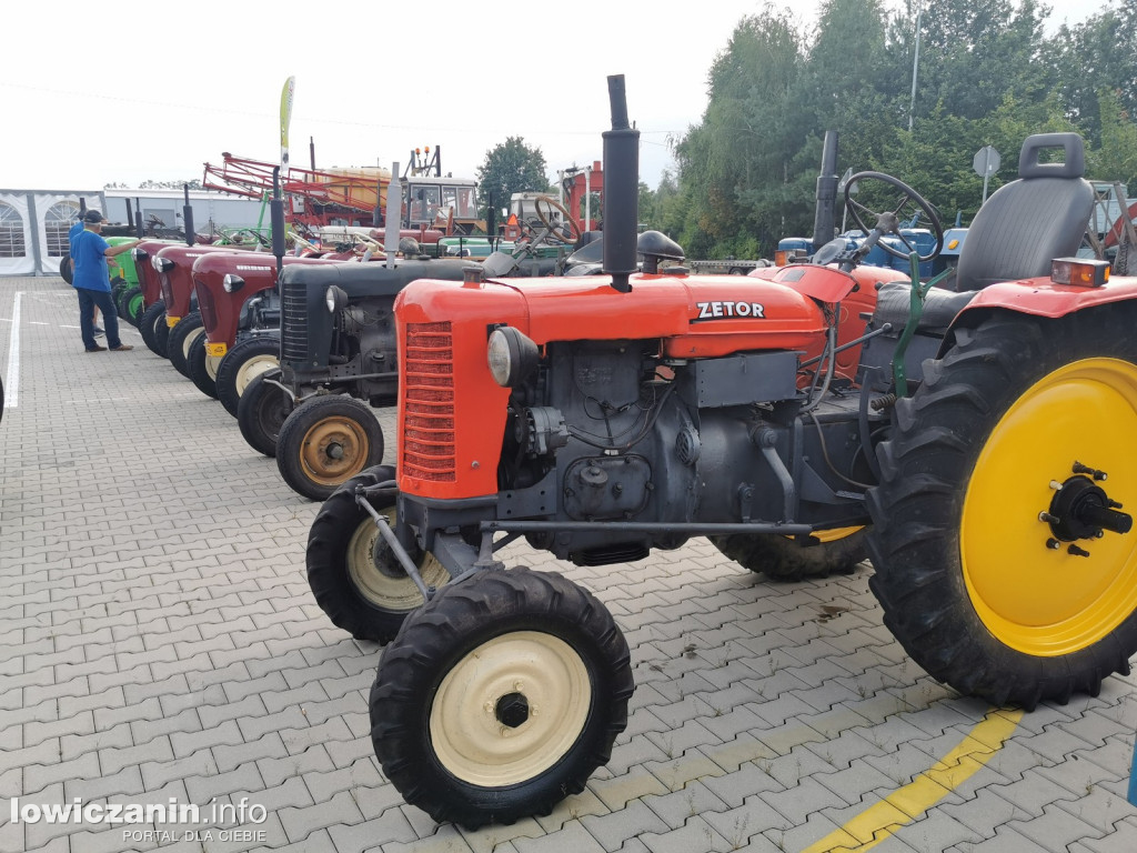 Zlot miłośników starej motoryzacji w ZDUŃSKIEJ DĄBROWIE pod Łowiczem.