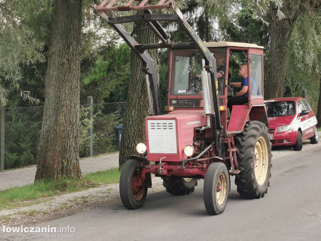 Zlot miłośników starej motoryzacji w ZDUŃSKIEJ DĄBROWIE pod Łowiczem.