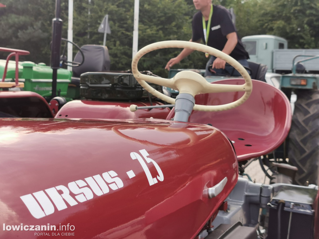 Zlot miłośników starej motoryzacji w ZDUŃSKIEJ DĄBROWIE pod Łowiczem.