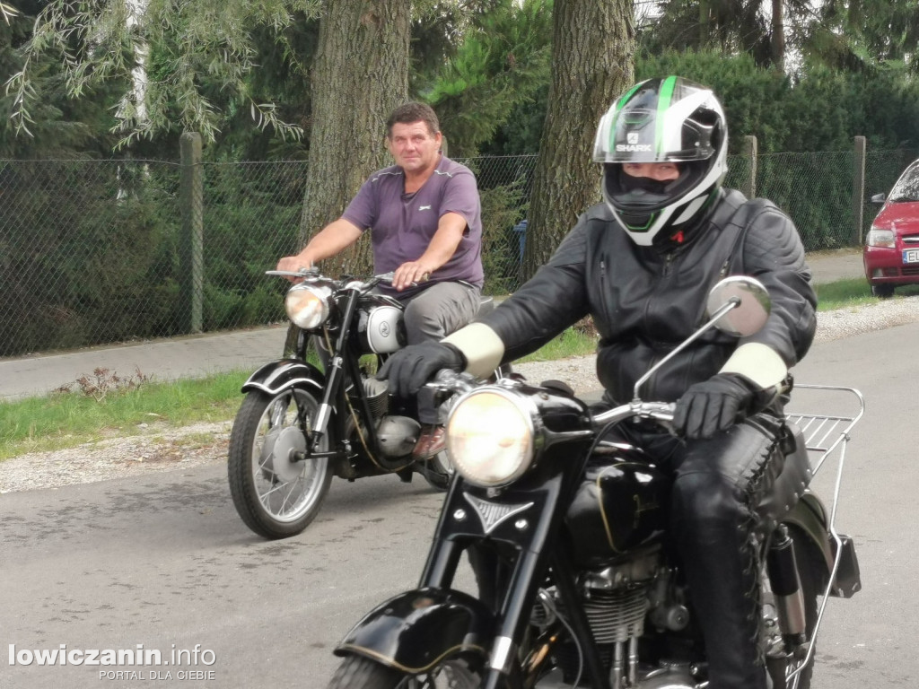 Zlot miłośników starej motoryzacji w ZDUŃSKIEJ DĄBROWIE pod Łowiczem.
