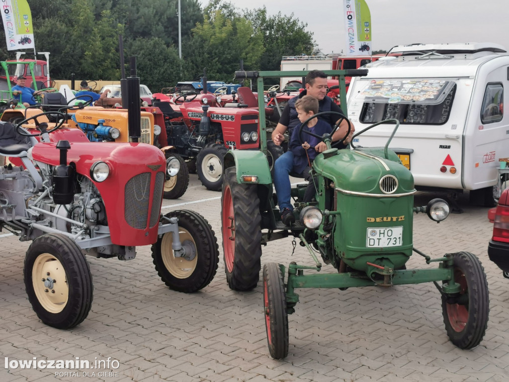Zlot miłośników starej motoryzacji w ZDUŃSKIEJ DĄBROWIE pod Łowiczem.