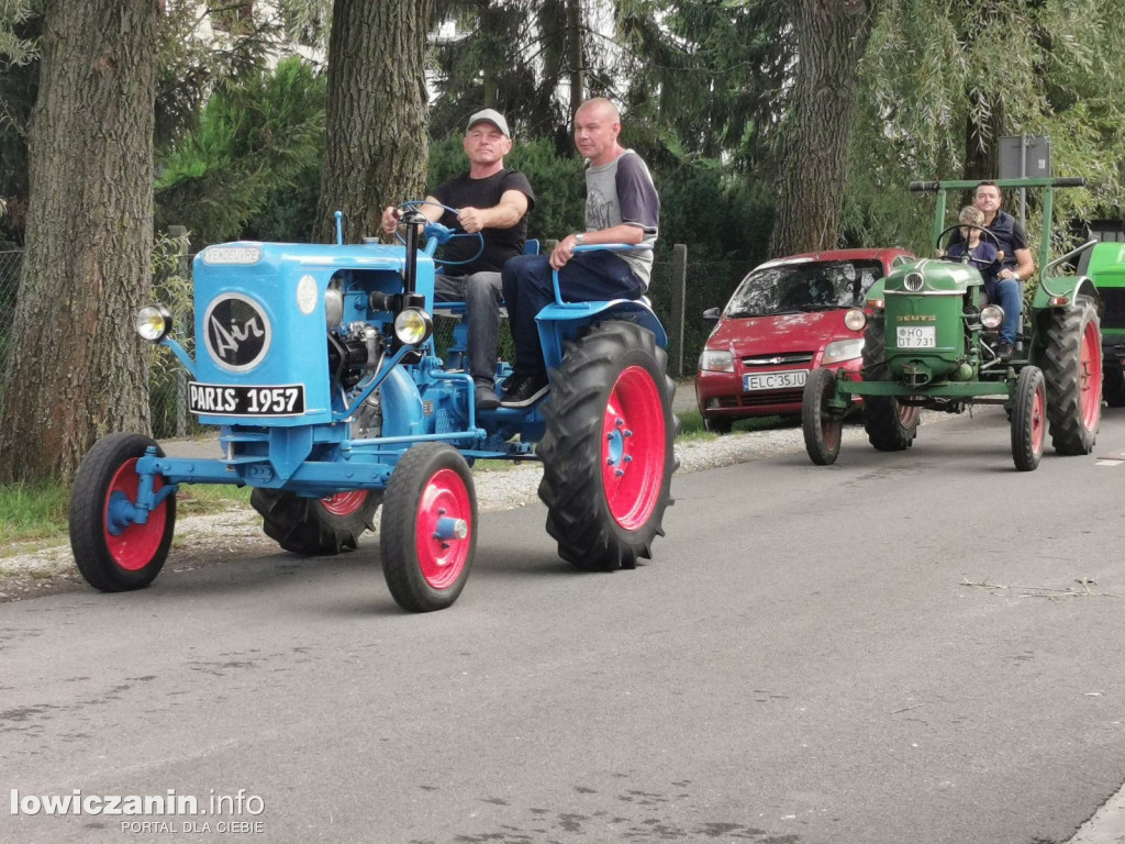 Zlot miłośników starej motoryzacji w ZDUŃSKIEJ DĄBROWIE pod Łowiczem.