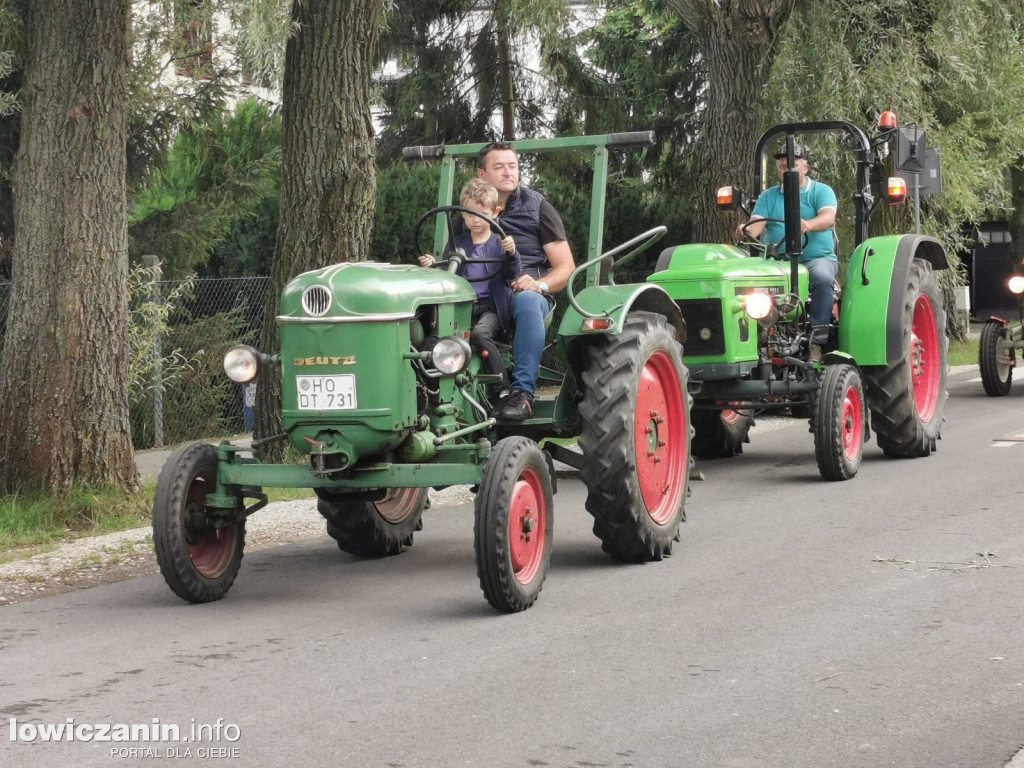 Zlot miłośników starej motoryzacji w ZDUŃSKIEJ DĄBROWIE pod Łowiczem.