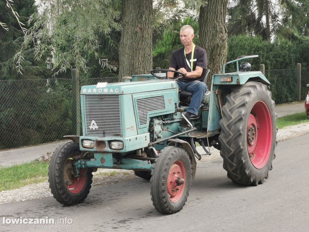 Zlot miłośników starej motoryzacji w ZDUŃSKIEJ DĄBROWIE pod Łowiczem.
