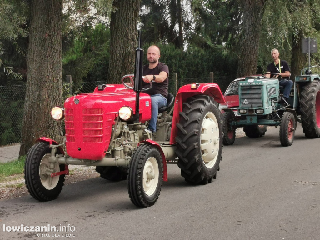 Zlot miłośników starej motoryzacji w ZDUŃSKIEJ DĄBROWIE pod Łowiczem.