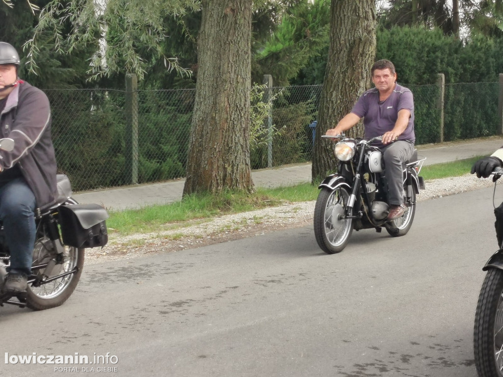 Zlot miłośników starej motoryzacji w ZDUŃSKIEJ DĄBROWIE pod Łowiczem.