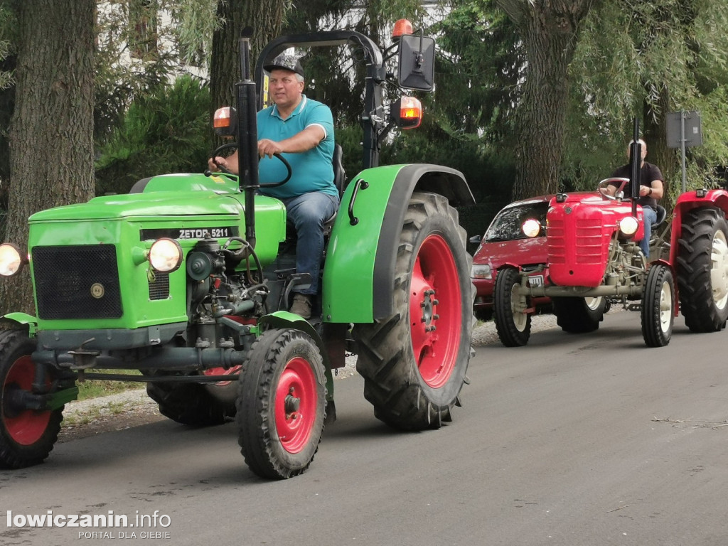 Zlot miłośników starej motoryzacji w ZDUŃSKIEJ DĄBROWIE pod Łowiczem.