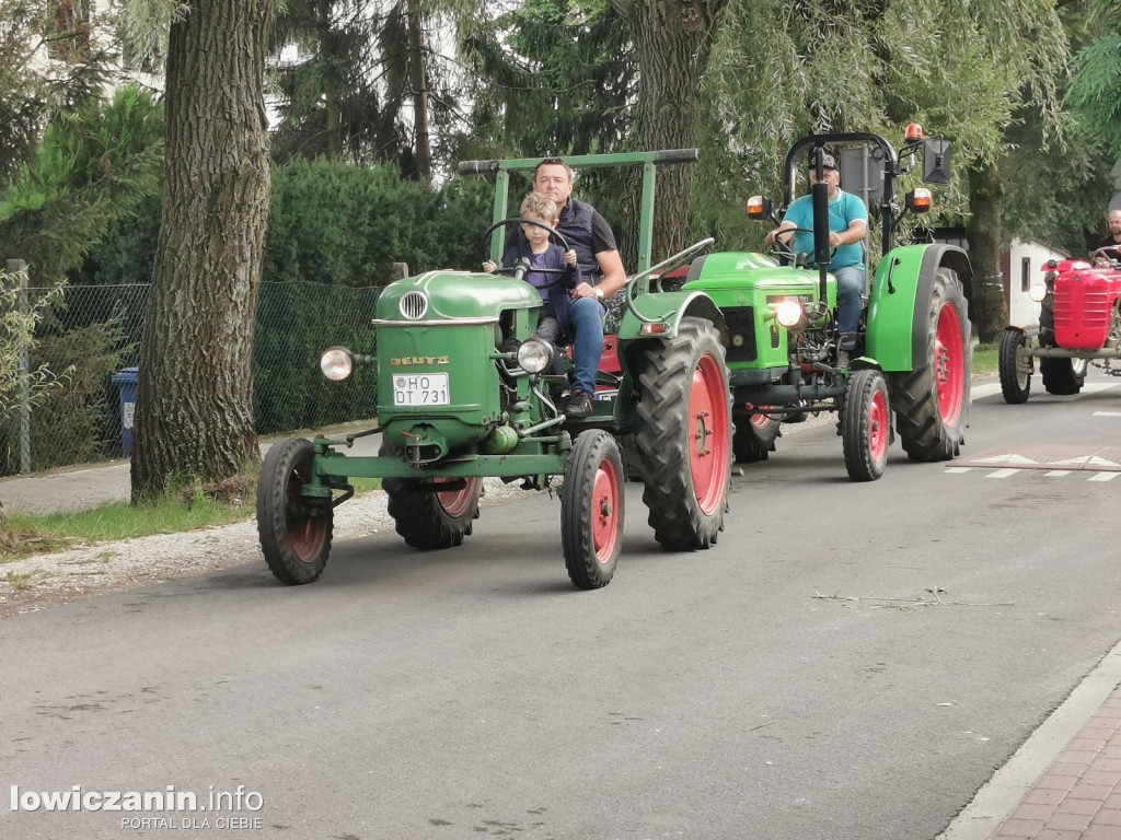 Zlot miłośników starej motoryzacji w ZDUŃSKIEJ DĄBROWIE pod Łowiczem.