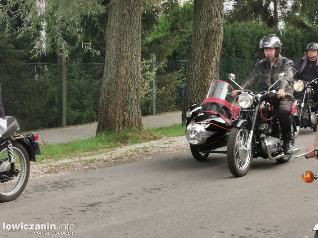 Zlot miłośników starej motoryzacji w ZDUŃSKIEJ DĄBROWIE pod Łowiczem.