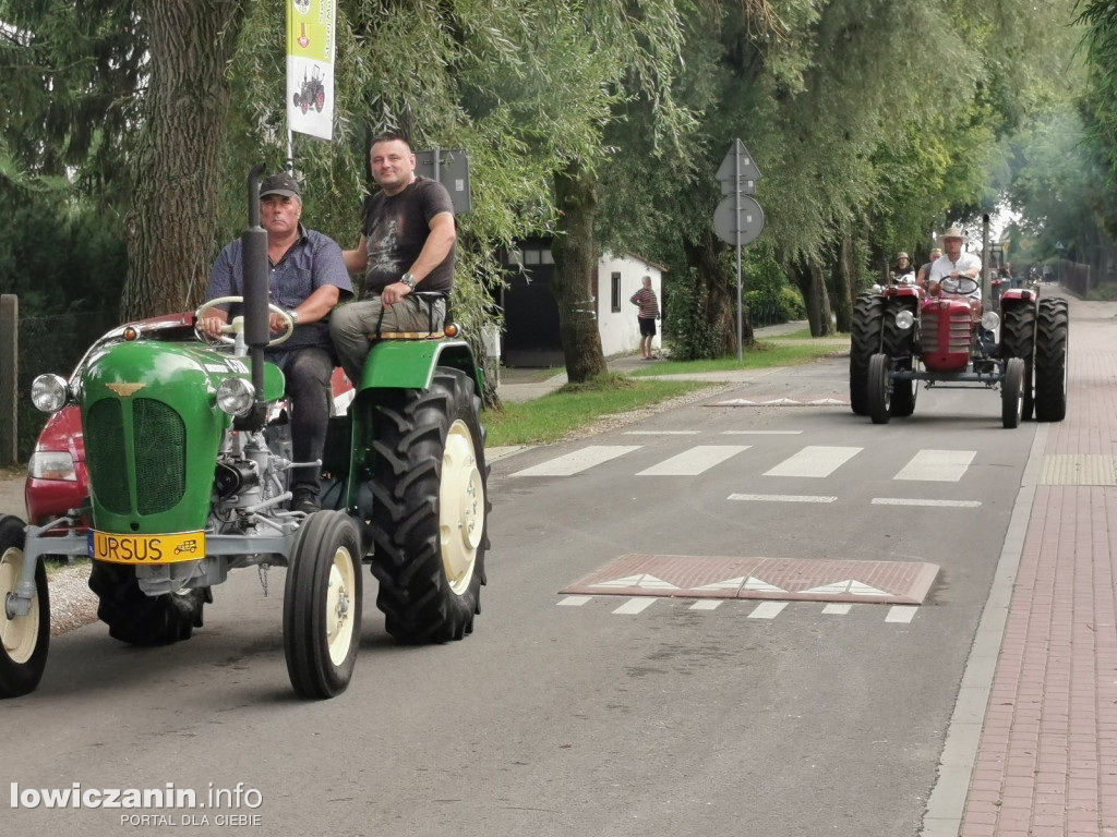 Zlot miłośników starej motoryzacji w ZDUŃSKIEJ DĄBROWIE pod Łowiczem.