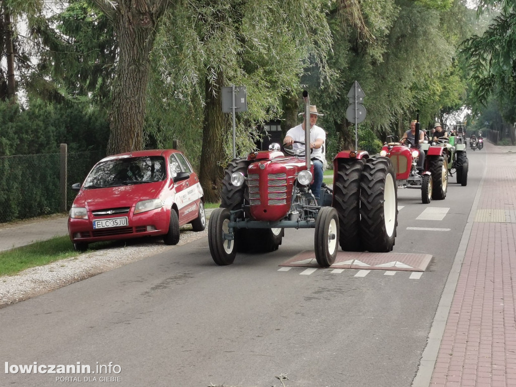 Zlot miłośników starej motoryzacji w ZDUŃSKIEJ DĄBROWIE pod Łowiczem.
