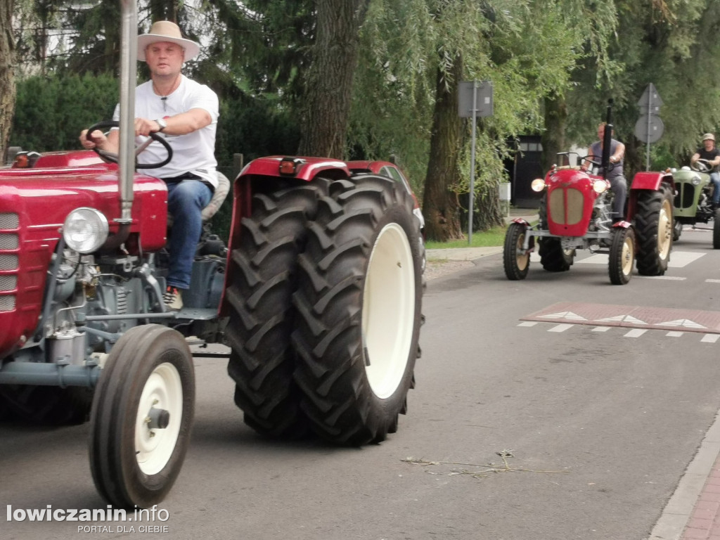 Zlot miłośników starej motoryzacji w ZDUŃSKIEJ DĄBROWIE pod Łowiczem.