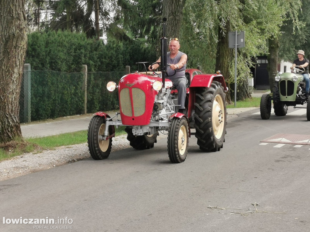 Zlot miłośników starej motoryzacji w ZDUŃSKIEJ DĄBROWIE pod Łowiczem.