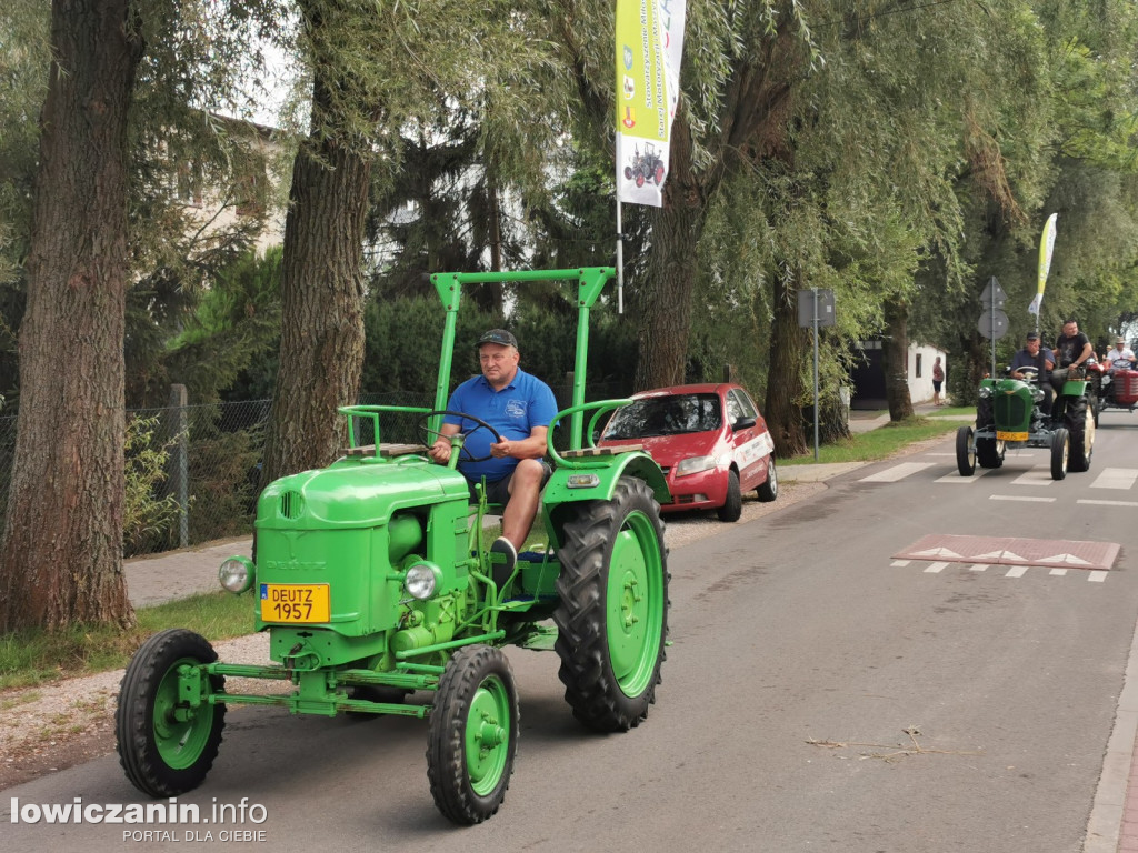 Zlot miłośników starej motoryzacji w ZDUŃSKIEJ DĄBROWIE pod Łowiczem.