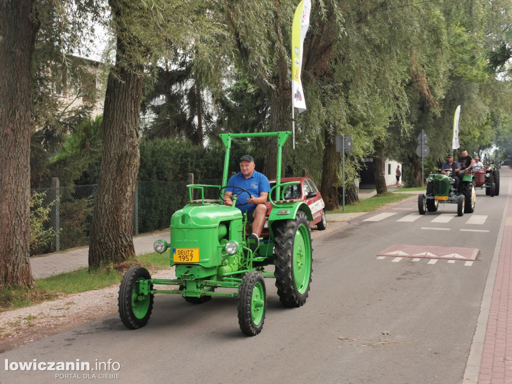 Zlot miłośników starej motoryzacji w ZDUŃSKIEJ DĄBROWIE pod Łowiczem.