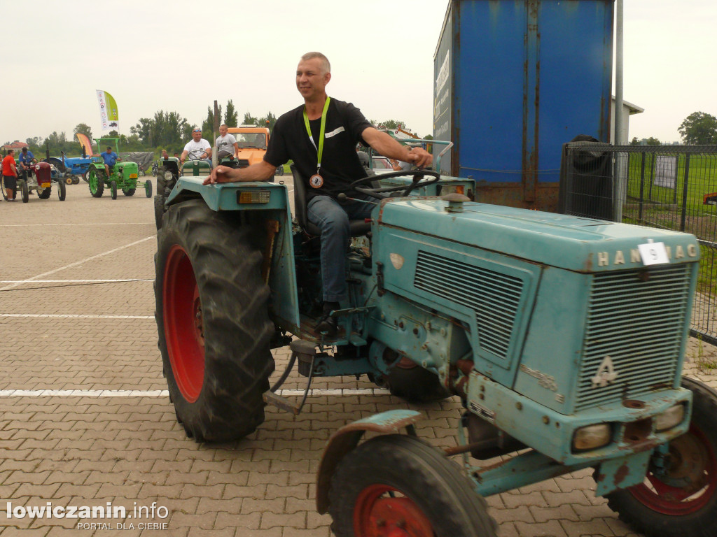Zlot miłośników starej motoryzacji w ZDUŃSKIEJ DĄBROWIE pod Łowiczem.