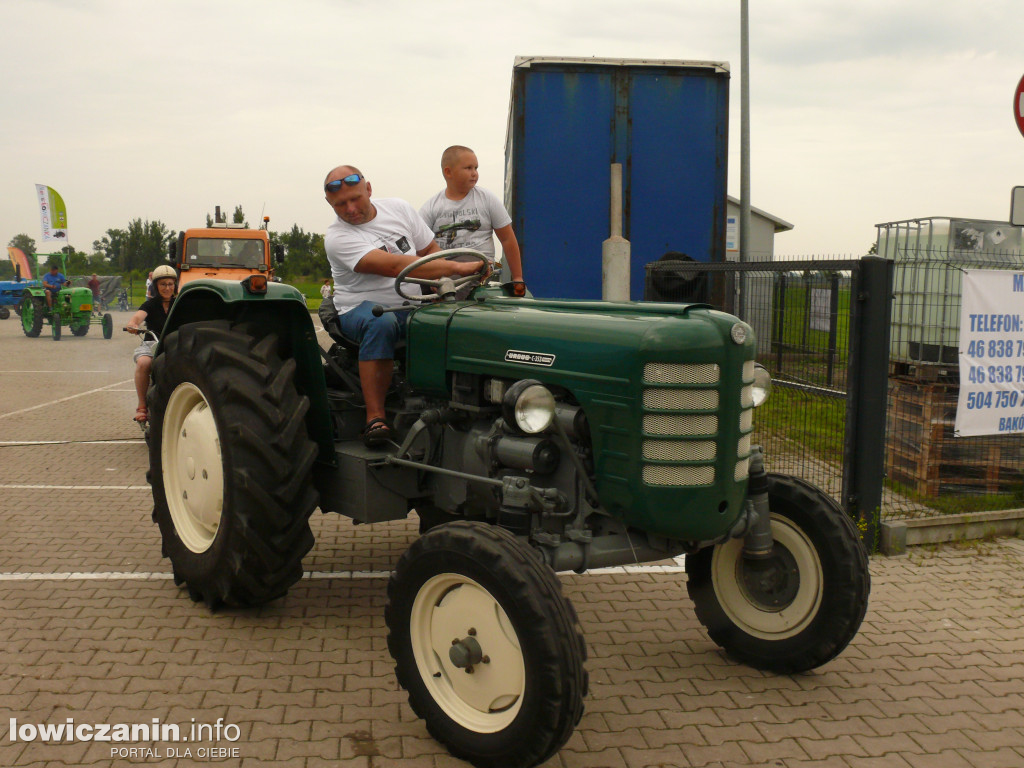 Zlot miłośników starej motoryzacji w ZDUŃSKIEJ DĄBROWIE pod Łowiczem.
