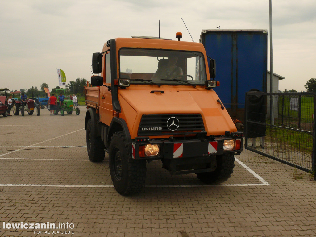 Zlot miłośników starej motoryzacji w ZDUŃSKIEJ DĄBROWIE pod Łowiczem.