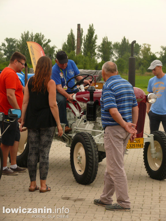 Zlot miłośników starej motoryzacji w ZDUŃSKIEJ DĄBROWIE pod Łowiczem.