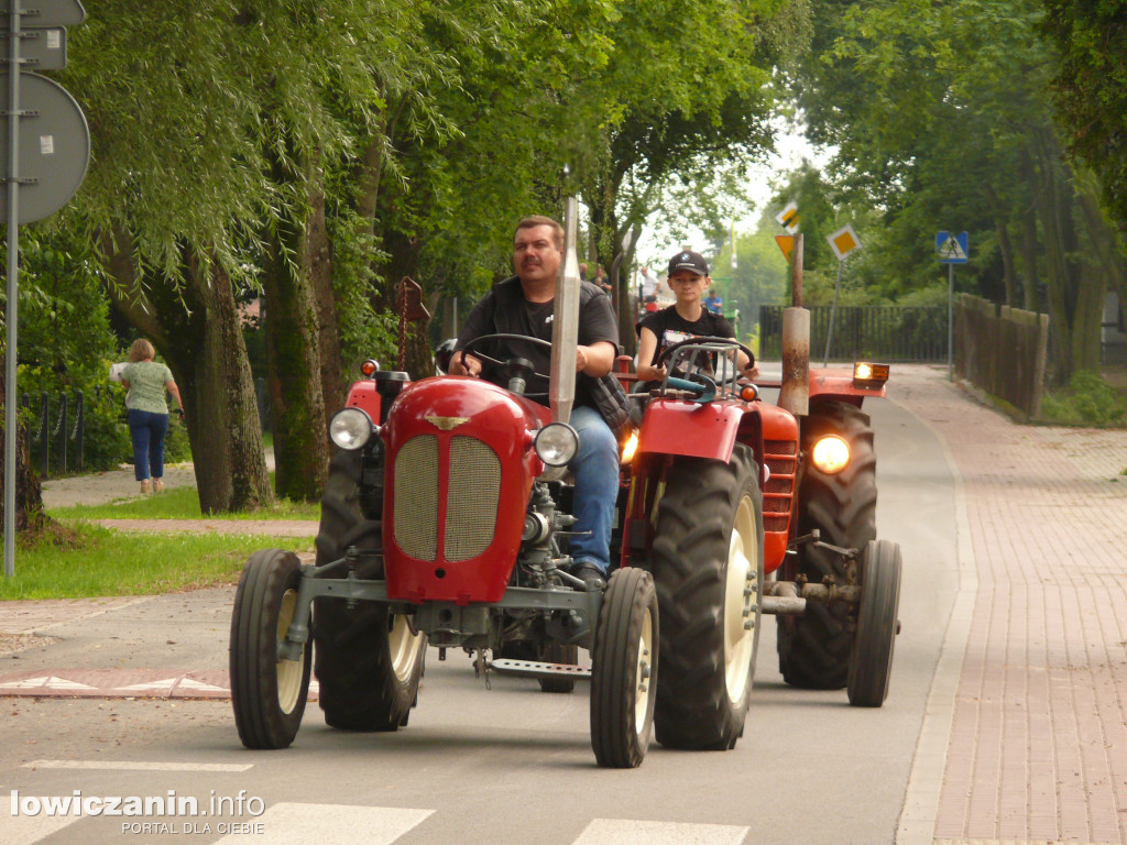 Zlot miłośników starej motoryzacji w ZDUŃSKIEJ DĄBROWIE pod Łowiczem.