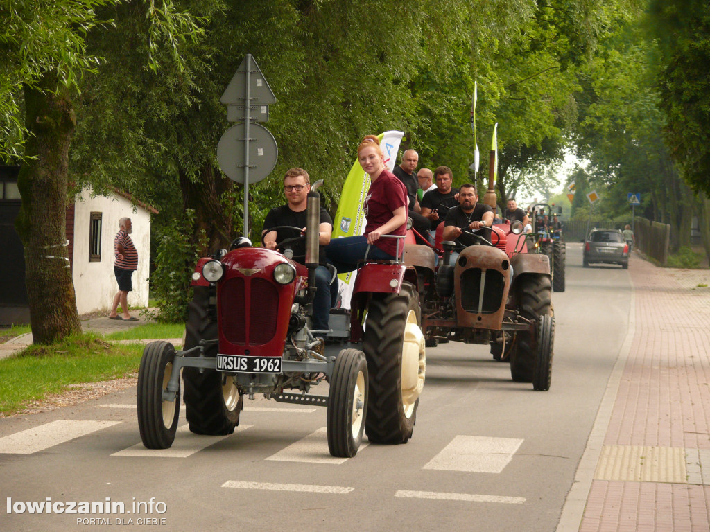 Zlot miłośników starej motoryzacji w ZDUŃSKIEJ DĄBROWIE pod Łowiczem.
