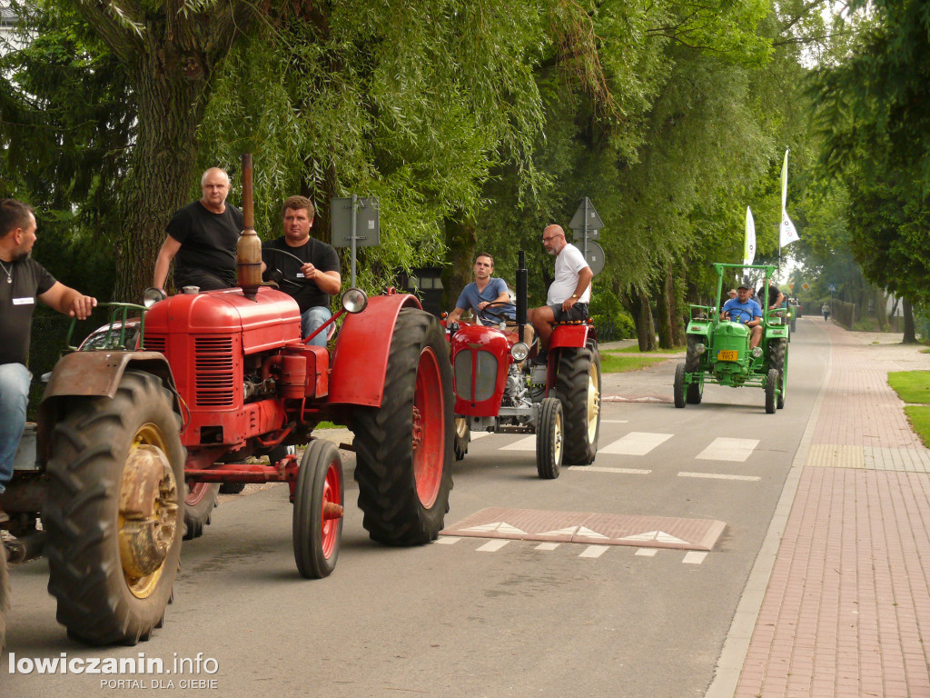 Zlot miłośników starej motoryzacji w ZDUŃSKIEJ DĄBROWIE pod Łowiczem.