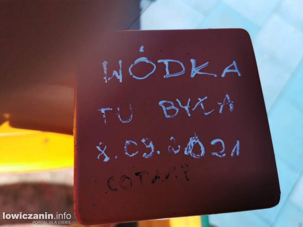 Łowicz. Wandalizm na placach zabaw w parku Błonie