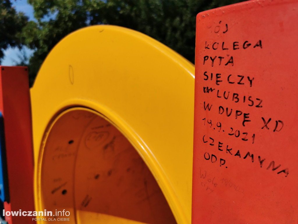Łowicz. Wandalizm na placach zabaw w parku Błonie