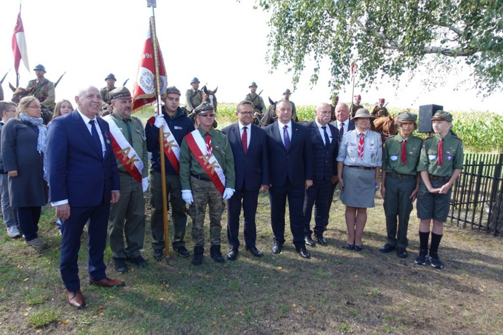 Uroczystość pod pomnikiem w Boczkach Domaradzkich
