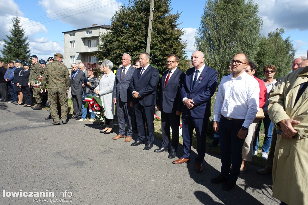 Uroczystość pod pomnikiem w Boczkach Domaradzkich