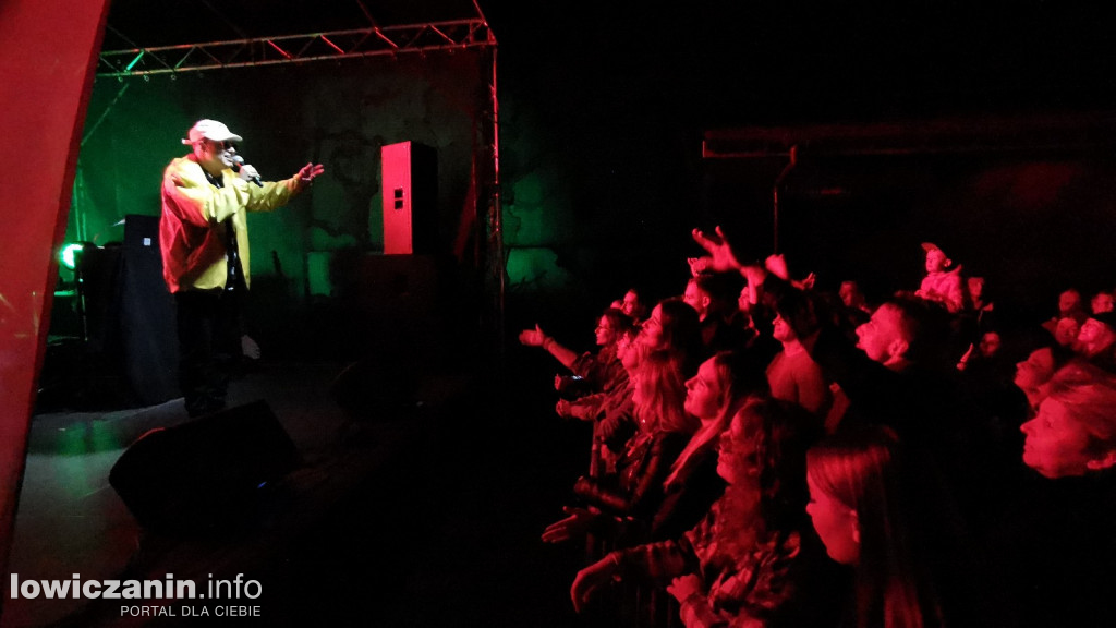 Koncert Milego Pana na dziedzińcu ŁOK.