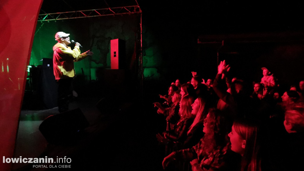 Koncert Milego Pana na dziedzińcu ŁOK.