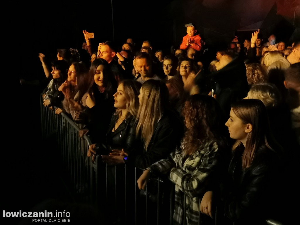 Koncert Milego Pana na dziedzińcu ŁOK.