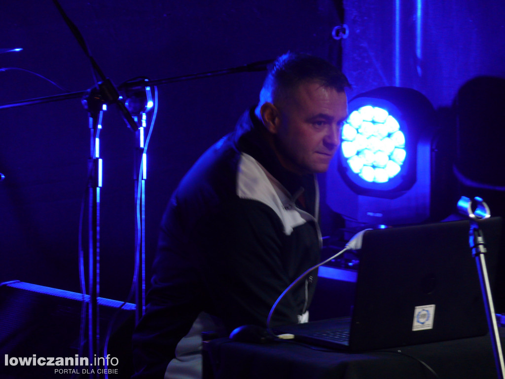 Koncert Milego Pana na dziedzińcu ŁOK.