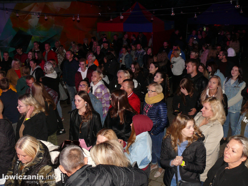 Koncert Milego Pana na dziedzińcu ŁOK.