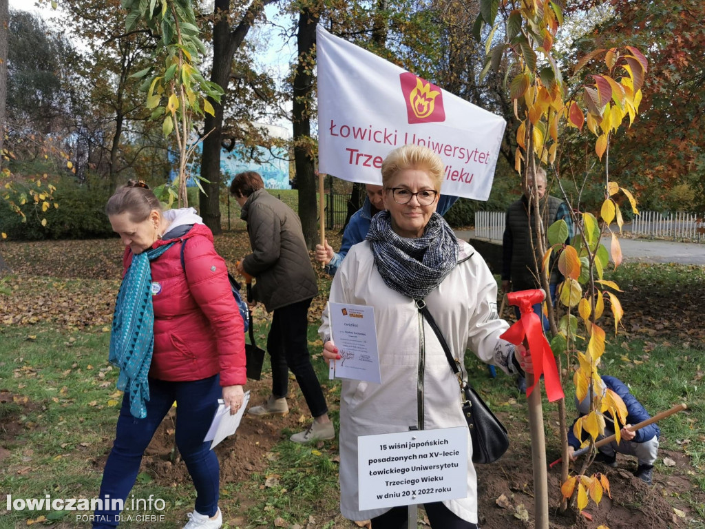 15 wiśni japońskich na 15-lecie ŁUTW