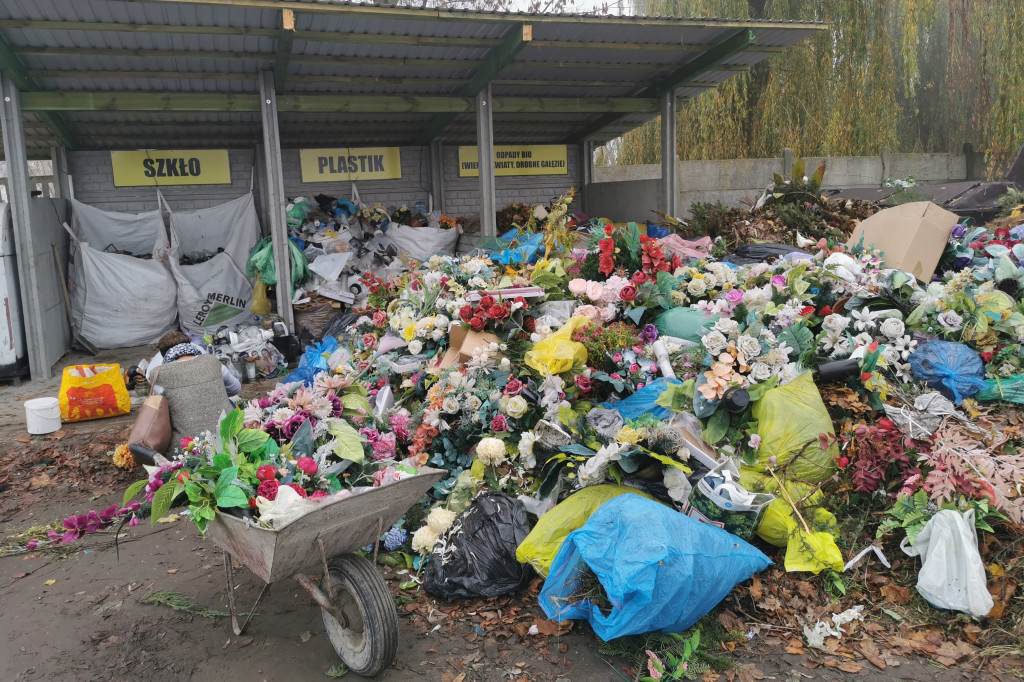 Pryzma śmieci na cmentarzu kateralnym