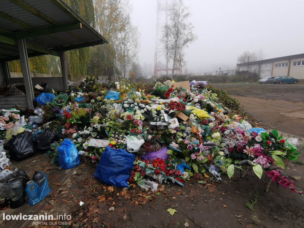 Pryzma śmieci na cmentarzu kateralnym